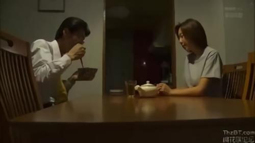 『松下紗栄子』司法浪人生の清彦。毎日勉学に励む彼には密かな楽しみがあった。向かいの家に住む人妻、皆川春香の私生活を覗き見る事。そんなある日、晴彦！
