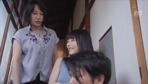 『ムーディーズ』妻と実家に里帰りしたら禁断の恋中の部下・れおなが…！！僕を寝取ろうと帰省先で大胆逆NTR！至近距離に妻がいるのにニコニコスマイルで！