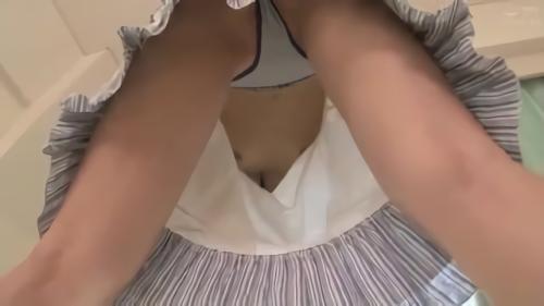 『中出し』ゆったりとしたワンピース姿の妹と家の掃除をしていると…お尻を突き出して雑巾掛けをしたり、椅子に登って掃除する妹のズボンが！
