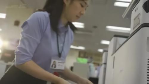 『OL』体育会系の純朴な女子社員総務部入社1年目奥原莉乃。いつものことながら元気で明るく、スマイルが可愛いと社内でも隠れファンが！