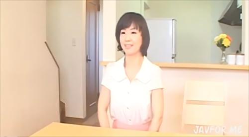 『ぶっかけ』律子さんの深い胸の谷間は、ドキドキから汗びっしょり。「汗くさい」と言葉なぶり。股間を嗅ぐとムレた匂いが…。「汗です」と言い張るご婦！