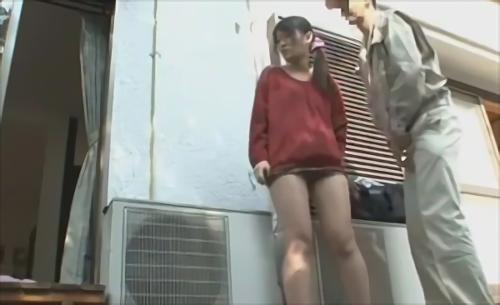 『手マン』訪問業者の男に目をつけられた新妻。突然襲いかかる男を妻が必死に拒むとビヤクを取り出し無理矢理オマ〇コに塗り込む。ビヤクが効く前に洗！