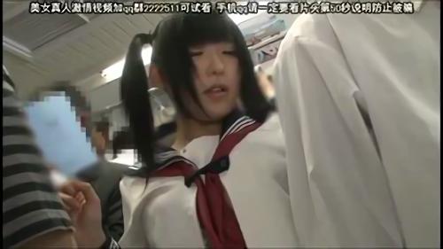 『巨乳』超満員電車で見つけたウブ女子校生のスカートの上、そして中から美尻を揉みしだく！痴〇の恐怖で震える女子校生は、柔らかい胸、太もも、セ！