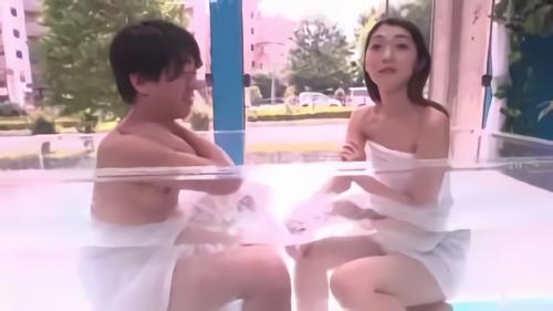 『スレンダー』足湯でパンチラ、徐々にSEXなハードルをい上げて密着混浴に発展！仕事中の厳しい表情がド情欲的顔になって中出しまで許しちゃう！真っ昼間から背徳感てんこ盛りソー！