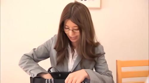 『彩奈リナ』どぎまぎしているとまさかのマンチラまで！ココまできたら確信犯！ねっとりとした誘惑をとことんまで堪能し、生挿入と中出し！