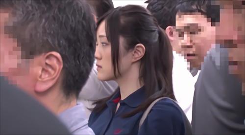 『イラマチオ』乗客で満員の電車内で、少女にGゾーン直撃の罠が！拒否する態度とは裏腹に、少女は次第に膝を屈していき、痴漢のローターブローに抵抗でき！