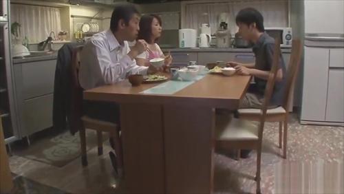 『おばさん』しかも息子は絶倫でいつものことながら情慾を持て余し、父がいてもお構いなしに迫ってくる。そして父がいてはできない状態がれい子のマ〇コ！