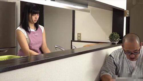 『巨乳』優しい夫と何不フリーない結婚生活をおくるあかり。ただあかりには1つ不満があった、それは下品な義父との同居。夫のいない時間に疲れて眠！