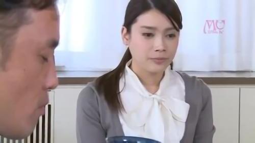 『美魔女』事業の失敗で多額の借金を背負った夫婦。このままだと未来が無い。だが、元従業員だった男が助けてくれるという…。条件はたった一つ。妻を！