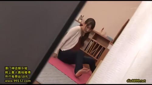 『巨尻』「女子大生」「家政婦」「人妻」…ピタッとしたデニム越しのデカ尻にエキサイトした男が豹変！デニムを脱がされまいと反発を見せ！