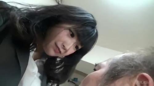 『春川せせら』唾と痰でM男をいじめ倒す関係のもの第6弾は、歪曲ヘルスの驚愕の変質遊び報告。M男を真の痰壺にするべく、様々な洗脳遊びで！
