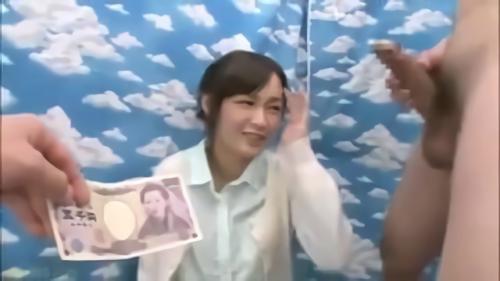 『人妻』メガサイズのチ○ポを見せつけられて、あまりの存在感に目をそらせない。戸惑いながらも触れて、咥えて、吸い付いて。話を聞くだ！