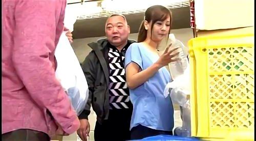 『河愛雪乃』人気企画第二弾！朝のゴミ出しで会った近所のご婦人をよく見てみたらノーブラだった！Tシャツから浮き出た乳首、屈んだときに見える胸チラ！