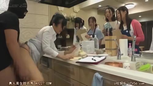『潮吹き』ご要望にお応え！関係のもの初の「常に性交」×人妻企画！上品な若妻さんが生チ○ポで鬼ピストンされながら、まじめにお料理をし！