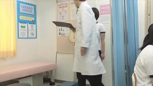 『浅田結梨』異常がないか念入りに揉んだ後はマ○コ細部測定や膣内体温測定！すると感じまくりで濡れ濡れの発情即マン状態なのでチ○ポ挿入測定し念入り！