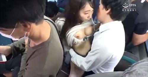 『巨乳』満員バスに乗ってきた若夫婦。日頃から主人との性生活にジレンマなご婦人は、隣のサラリーマンのもっこり股間に悶々。ガマンし切れず旦那に！