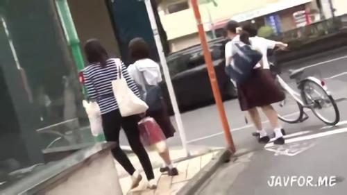 『痴漢』小柄で大人しそうなビジュアル的とは正反対の大きな胸の美少女。満員電車での出会いをキーポイントに連日痴〇を決行！「放課後に訪れた映画！