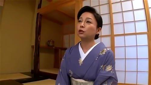 『巨尻』ウィークエンドを利用し叔母が経営する温泉旅館に遊びに来たアタル。叔母のマイは2年前に夫を亡くしてから、一人で旅館を経営していた。昔！
