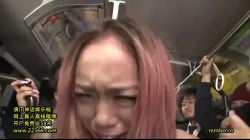 『爆乳』ぎゅうぎゅう詰めの満員路線バスで乗り込んだ黒お嬢さんが、隣に乗り合わせた男と密着して不機嫌になり文句や悪口を言いまくる！そんな強気！