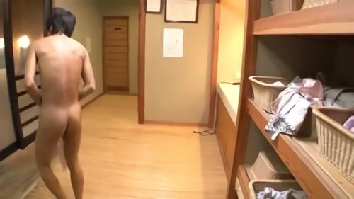 『美乳』混浴と勘違い（のフリ）をして女湯に浸かっている男に「ここは女湯ですよ」と教える女性客。しかし、勃起して恥ずかしくて湯船から出られな！