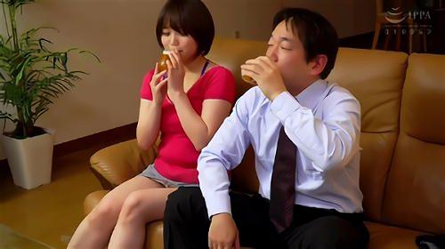 『巨乳』ある日、れいなの夫の上司が忘れ物のスマホを届けに来た。これが悲劇の始まりだった。ビールで乾杯したあと夫は飲みすぎてしまい寝てしまう！