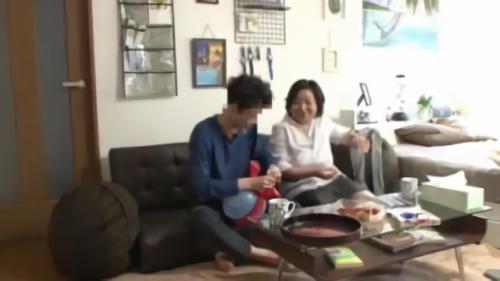 『中出し』握るノブヨさん。初めての不倫と言いながらも、出会ってすぐの他人棒をしゃぶってご満悦の還暦女、フミさん。チ●ポ狂いの情欲的なド熟！