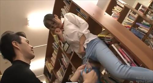 『強姦』図書館で真面目に働く司書が襲われる！ピタピタのズボンを履いて仕事をする司書のお尻から目が離せない！ガマンできず背後に近づきこっそり！