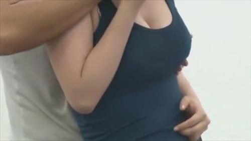 『若妻』関係のもの第6弾は「寝ている子どもの傍で拒みながら感じまくる人妻」「ホットヨガのスタジオで嫌がりながらも汗が身体から噴きだしセンシ！