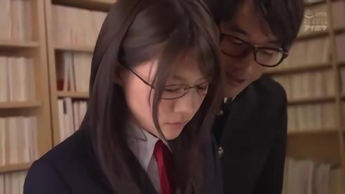 『女子高生』犯●れたくない…！それ以上にこのシチュエーションをまわりにバレたくない…！！性教育の本を覗き見した事を「鮫島」にからかわ！