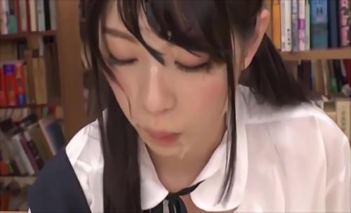 そこで我々は人とは違うお洒落なマスクをしている熟女に声を掛けてみた、簡単なアンケートに答えてもらう為にまずは涼しい車内へと誘う！