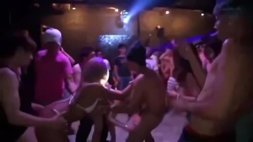 『黒ギャル』巷で大流行の全身泡まみれで踊るクラブイベントに潜入！！！！！！！！ビヤク泡パーティーとは！？？超テンション高いお嬢さんたちが夜通し！