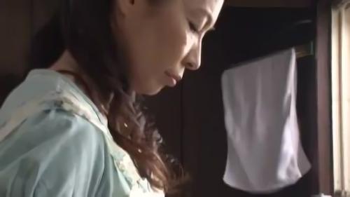 『熟女』四十年代も終わろうとしていた頃…、夫は心筋梗塞で突然死する。七十八名の工員もいたが妻の美香は廃業を決意した。工場閉鎖から五年が経！