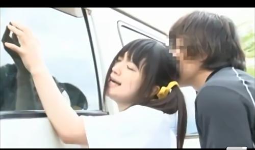 『露出』DANDYとの合同企画第1弾。運動会が開催されている学校に痴〇師が潜入。一円は競技で盛り上がっている最中に看板の裏で痴〇、便所に向！