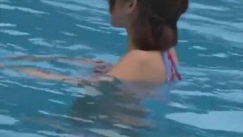『露出』利用客で賑わう真夏のプールに痴○師が潜入！水中や死角でジワジワ追い詰め…リモバイ挿入！ヌキ取ることも出来ず恥らう女を遠隔操作で辱め！