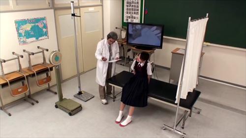 『顔面騎乗位』学校で年に一回、定期的に行われてる健康診断。まだ性への認識もさほどない純真無垢な少女達に対しての有ってはならない検診を行っていく医！