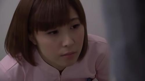 『美女』勤務中は忙しさとドキドキで患者の勃起を見ても理性で押さえる看護師。しかしソレを心覚したのか夜に患者の病室を訪れて清拭をし！