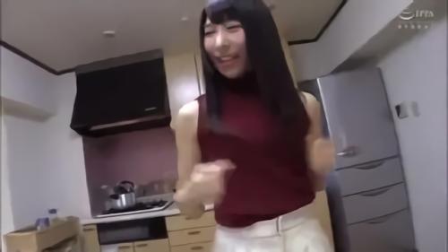 『寝取られ』彼女にどんどん手を出していく。途中で「ダメ」と言いつつも喜び落ちした親友の彼女はカメラ目線でのフェラやハメ撮りまで！そう！