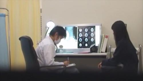 『制服』様々な悩みで病院に訪れる女子校生達。医師から言われるがままに制服を脱がされ、身体を触れられるたびに、思春期の身体はセンシブルにリア！