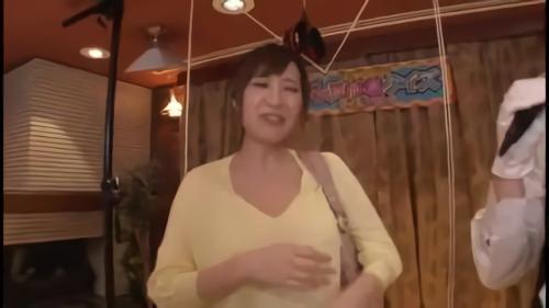 『罰ゲーム』巨乳素人娘がセクシーな衣裳に着替えて両手制限！スカート巾着クイズにチャレンジ！時間が経つにつれスカートが巻き上げられ！