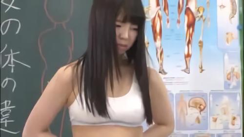 『巨乳』保健体育の授業で「男女の体の違いを実際に見てみよう」と言われて、男女全員、全裸にさせられたんです。それだけでも恥ずかしいのに、私の！