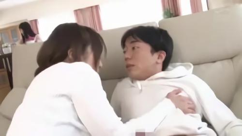 『八乃つばさ』中出しもノープロブレム！すぐそばに彼女がいるのに生の感覚が気持ち良すぎてピストン！