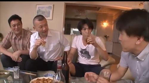 『巨乳』忙しい夫に構ってもらえず日ごとジレンマを募らせる若妻・景子。スマートなのに巨乳な彼女は溢れる情慾をもてあまし、ノーブラバストチラリ！