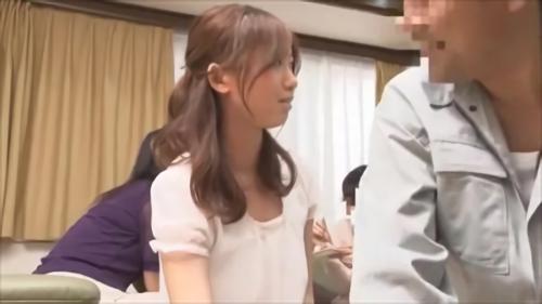 『騎乗位』人妻はやがてパンチラを見せつけ…。混迷する男がガマンできなくなって手を伸ばすと、旦那とうまくいってないのか、ジレンマを解！