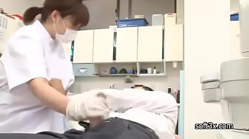 『騎乗位』仕事に夢中になった歯科衛生士、トレーナー、看護師、セラピストが無自覚に大きな胸を密着させると膨らんでいく男の股間。その勃起を見せつ！