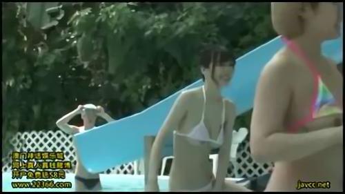 『美乳』女性に人気なリゾートホテルのプールに来てみたら開放的なムードにテンションが上がり、気持ちと肩紐が緩んだ女性たちだらけ！そんな中、男！