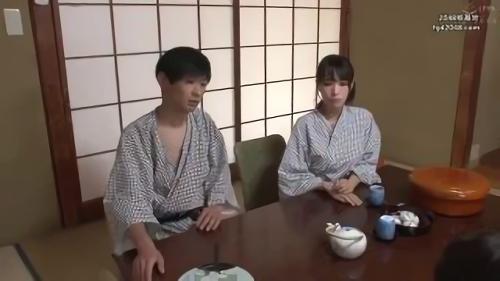 『騎乗位』父の再婚で出来た義母は俺に歳が近くて凄い巨乳！義母の提案で家族トラベルの温泉へ行くと、義母に『背中を流して欲しい』と言われ、一緒に！