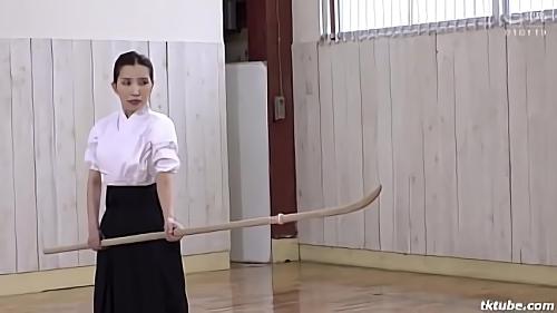 『筋肉』2人の子の育児に励む32歳のかなみさんは、薙刀三段全日本3位の凄腕。愛する子どもが私立小学校の入学を決めたが、入学金が払えない。入！