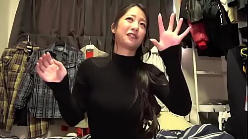 『美乳』鈴木さとみさんとお家で部屋呑み記録。もうベテランの域に達しているとご本人も言いますが、生鈴木さとみを見ると恐ろしいほどの透明感。吸！