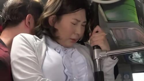 『巨乳』まさか自分がターゲットになるわけないと思っていたご婦人に伸びる痴●の手。恥ずかしさもあり大きな声も出せず拒むが尻や股間を！