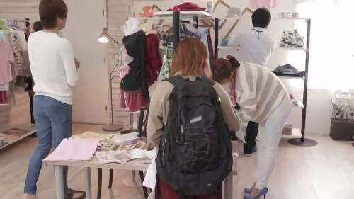 『ポロリ』不意に立ち寄ったお店で接客してくれる美人店員がまさかの胸チラ！見えているとも知らずにスマイルで接する背徳感てんこ盛りのシ！